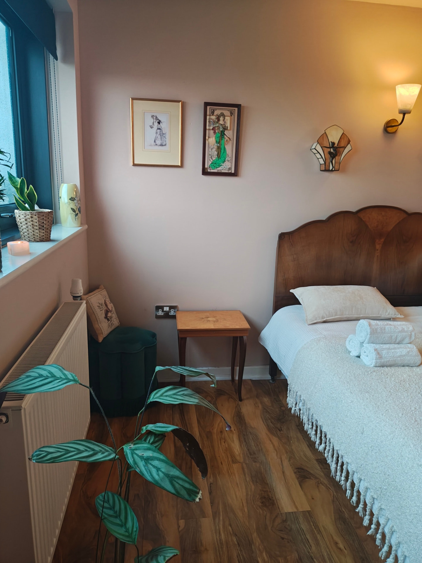 Calm Reiki treatment room where Owl Reiki gives Reiki in Enfield Town